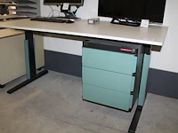 In hoogte verstelbaar magazijnbureau emmein 80 x 160 cm met metalen onderstel en vaste ladekast met drie la... - afbeelding 1 van  2