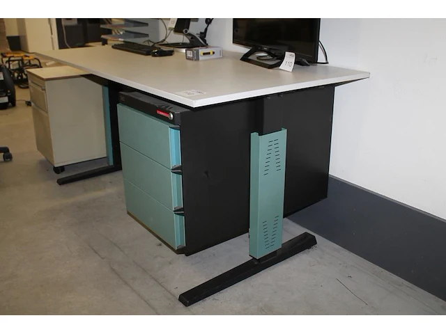 In hoogte verstelbaar magazijnbureau emmein 80 x 160 cm met metalen onderstel en vaste ladekast met drie la... - afbeelding 2 van  2