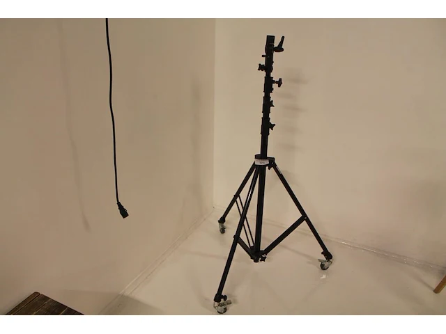 In hoogte verstelbaar rolstatief falcon eyes light stand l-3900ga. - afbeelding 1 van  3