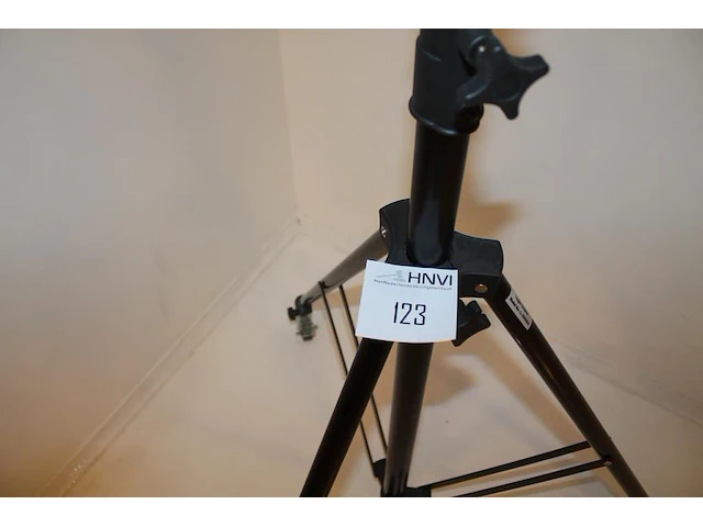 In hoogte verstelbaar rolstatief falcon eyes light stand l-3900ga. - afbeelding 2 van  3