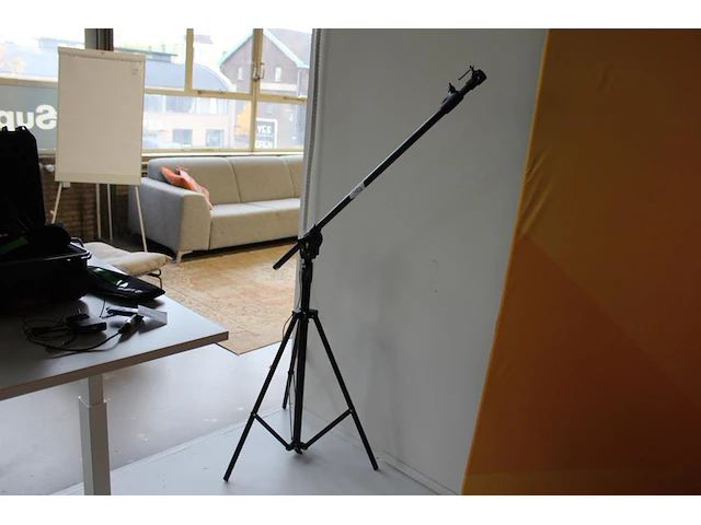 In hoogte verstelbaar statief manfrotto. - afbeelding 1 van  2