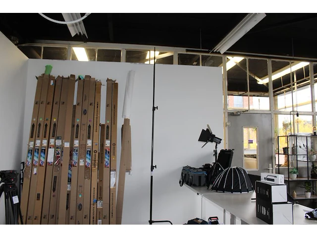 In hoogte verstelbaar statief. maximale hoogte ca 330 cm. - afbeelding 1 van  2