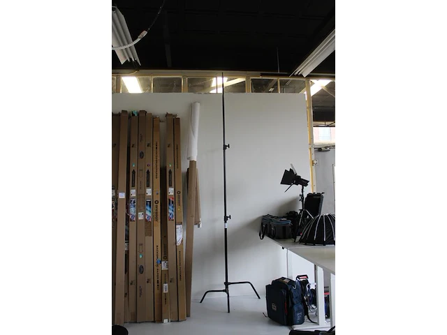 In hoogte verstelbaar statief. maximale hoogte ca 330 cm. - afbeelding 2 van  2