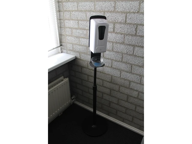 In hoogte verstelbare desinfecteerdispenser. - afbeelding 2 van  2