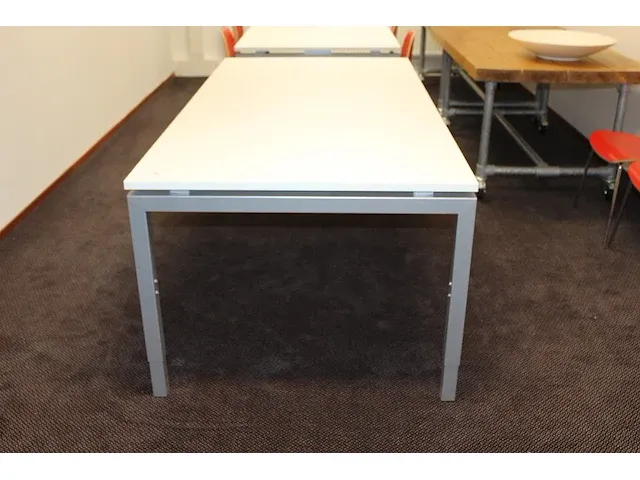 In hoogte verstelbare kantoortafel met metalen onderstel en wit topblad. afmeting 200 x 100 cm. - afbeelding 1 van  2