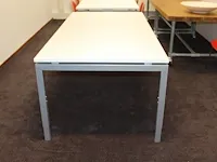 In hoogte verstelbare kantoortafel met metalen onderstel en wit topblad. afmeting 200 x 100 cm. - afbeelding 1 van  2