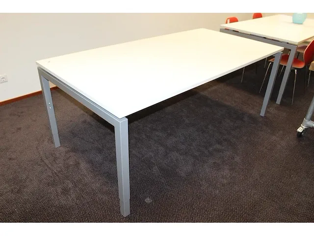 In hoogte verstelbare kantoortafel met metalen onderstel en wit topblad. afmeting 200 x 100 cm. - afbeelding 2 van  2
