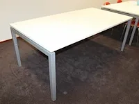 In hoogte verstelbare kantoortafel met metalen onderstel en wit topblad. afmeting 200 x 100 cm. - afbeelding 2 van  2