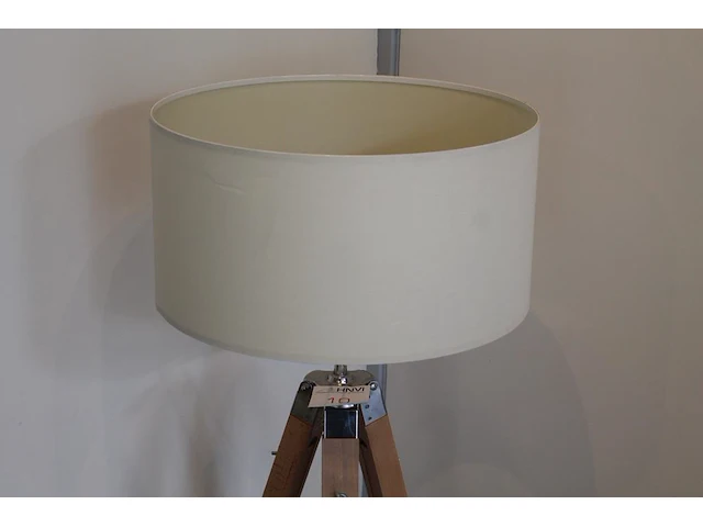 In hoogte verstelbare staande lamp op driepoot - afbeelding 1 van  2