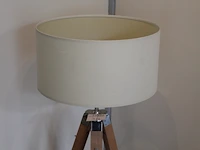 In hoogte verstelbare staande lamp op driepoot