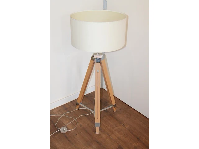 In hoogte verstelbare staande lamp op driepoot - afbeelding 2 van  2