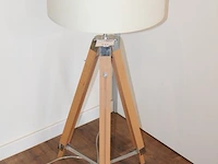 In hoogte verstelbare staande lamp op driepoot - afbeelding 2 van  2