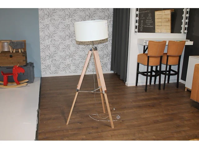 In hoogte verstelbare staande lamp op driepoot. - afbeelding 1 van  2
