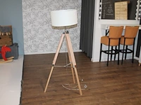 In hoogte verstelbare staande lamp op driepoot. - afbeelding 1 van  2