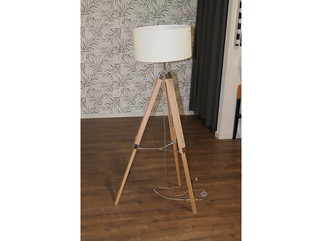 In hoogte verstelbare staande lamp op driepoot. - afbeelding 2 van  2