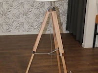 In hoogte verstelbare staande lamp op driepoot. - afbeelding 2 van  2