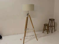In hoogte verstelbare staande lamp op driepoot - afbeelding 1 van  2