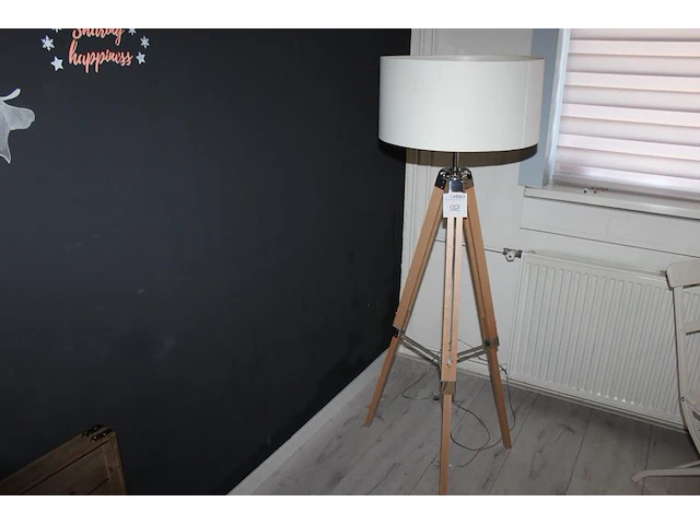 In hoogte verstelbare staande lamp op driepoot - afbeelding 1 van  3