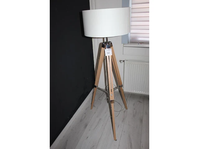 In hoogte verstelbare staande lamp op driepoot - afbeelding 2 van  3