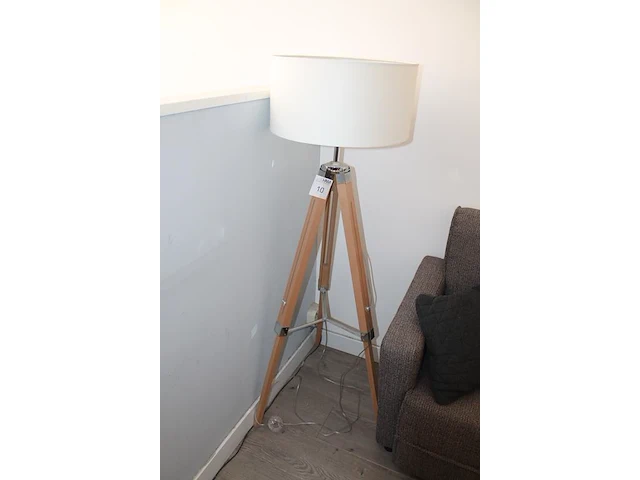 In hoogte verstelbare staande lamp op driepoot - afbeelding 2 van  2