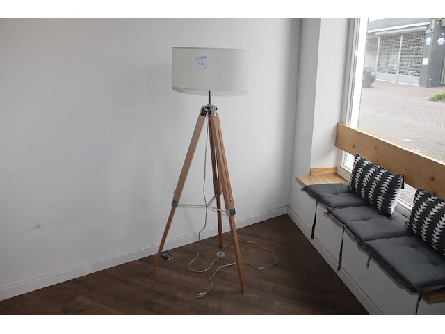 In hoogte verstelbare staande lamp op driepoot - afbeelding 1 van  4