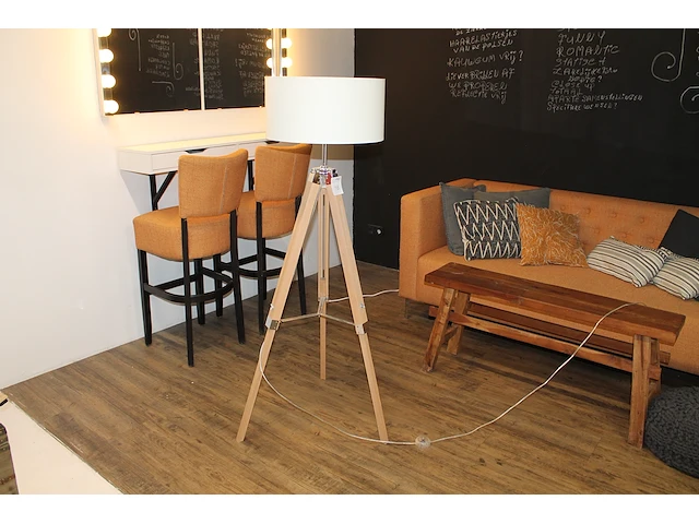 In hoogte verstelbare staande lamp op driepoot - afbeelding 1 van  4