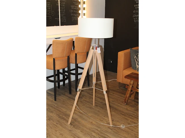 In hoogte verstelbare staande lamp op driepoot - afbeelding 2 van  4