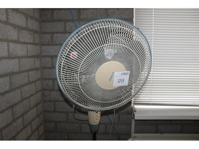 In hoogte verstelbare staande ventilator airmade. - afbeelding 1 van  2