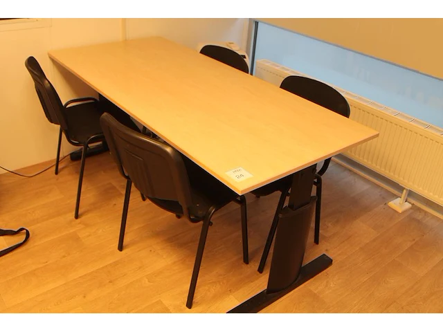 In hoogte verstelbare vergadertafel 180 x 80 met vier stapelbare, zwart gestoffeerde stoelen. - afbeelding 1 van  3