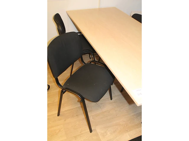 In hoogte verstelbare vergadertafel 180 x 80 met vier stapelbare, zwart gestoffeerde stoelen. - afbeelding 2 van  3