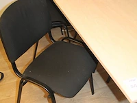 In hoogte verstelbare vergadertafel 180 x 80 met vier stapelbare, zwart gestoffeerde stoelen. - afbeelding 2 van  3