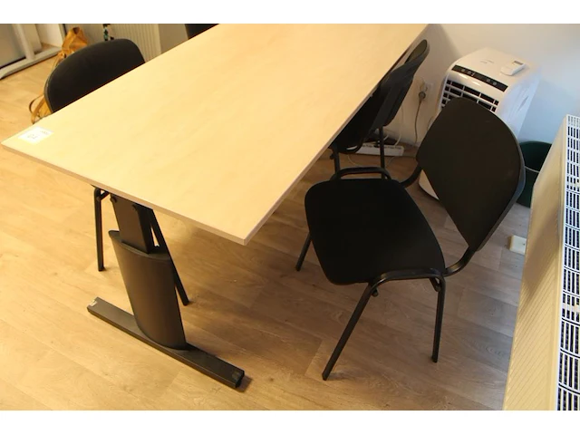 In hoogte verstelbare vergadertafel 180 x 80 met vier stapelbare, zwart gestoffeerde stoelen. - afbeelding 3 van  3