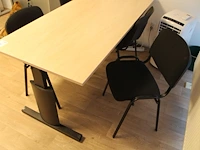 In hoogte verstelbare vergadertafel 180 x 80 met vier stapelbare, zwart gestoffeerde stoelen. - afbeelding 3 van  3