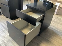 In hoogte verstelbare werkplek met stoel, ladenblok, beeldscherm , toetsenbord en muis. - afbeelding 2 van  13