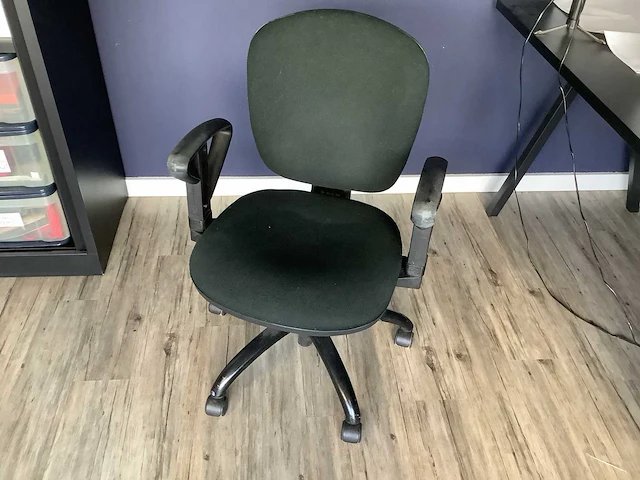 In hoogte verstelbare werkplek met stoel, ladenblok, beeldscherm , toetsenbord en muis. - afbeelding 3 van  13