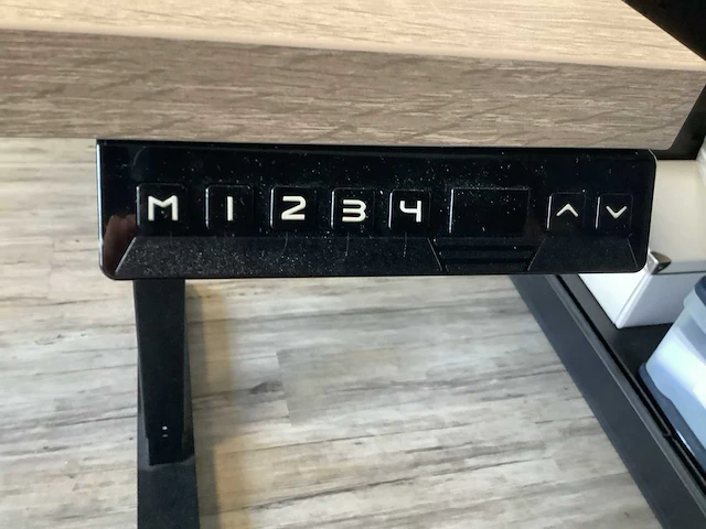 In hoogte verstelbare werkplek met stoel, ladenblok, beeldscherm , toetsenbord en muis. - afbeelding 6 van  13
