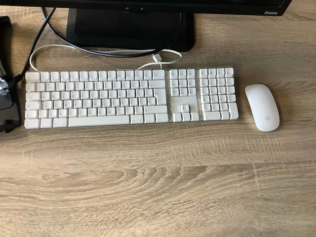 In hoogte verstelbare werkplek met stoel, ladenblok, beeldscherm , toetsenbord en muis. - afbeelding 11 van  13