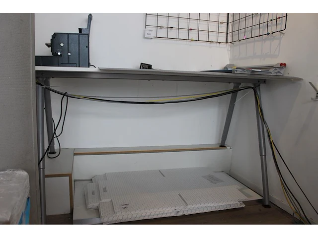 In hoogte verstelbare werktafel 160 x 80 cm. - afbeelding 1 van  2
