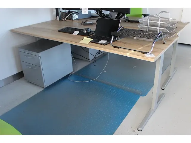 In hoogte verstelbare werktafel 200 x 80 cm. met verrijdbare ladekast met drie laden. - afbeelding 1 van  2