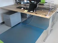 In hoogte verstelbare werktafel 200 x 80 cm. met verrijdbare ladekast met drie laden. - afbeelding 1 van  2