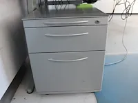 In hoogte verstelbare werktafel 200 x 80 cm. met verrijdbare ladekast met drie laden. - afbeelding 2 van  2