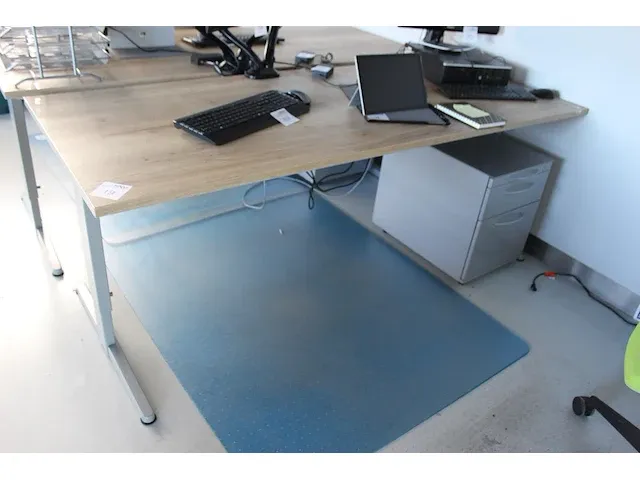 In hoogte verstelbare werktafel 200 x 80 cm. met verrijdbare ladekast met drie laden. - afbeelding 1 van  2
