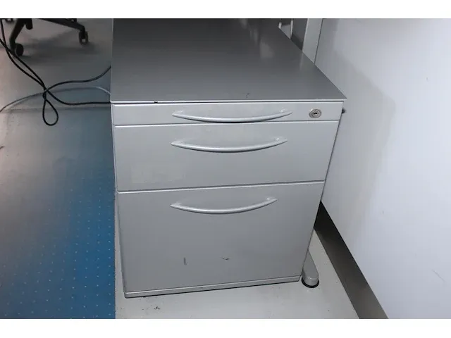 In hoogte verstelbare werktafel 200 x 80 cm. met verrijdbare ladekast met drie laden. - afbeelding 2 van  2