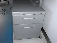 In hoogte verstelbare werktafel 200 x 80 cm. met verrijdbare ladekast met drie laden. - afbeelding 2 van  2