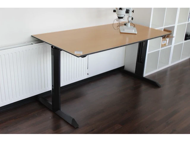 In hoogte verstelbare werktafel 80 x 80 cm - afbeelding 1 van  2