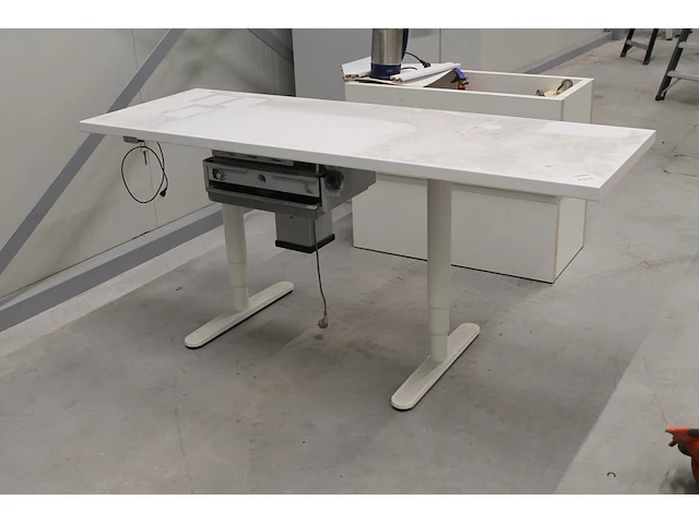 In hoogte verstelbare werktafel ewl. werking onbekend. afmeting 186 x 64 cm. - afbeelding 1 van  4