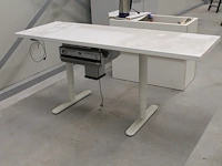 In hoogte verstelbare werktafel ewl. werking onbekend. afmeting 186 x 64 cm. - afbeelding 1 van  4