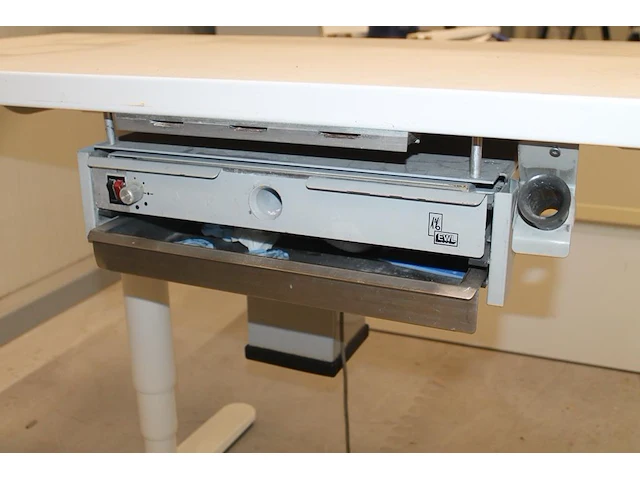 In hoogte verstelbare werktafel ewl. werking onbekend. afmeting 186 x 64 cm. - afbeelding 2 van  4