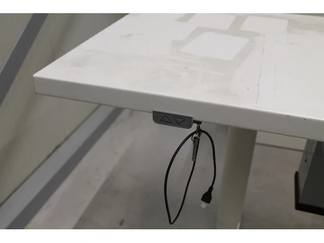 In hoogte verstelbare werktafel ewl. werking onbekend. afmeting 186 x 64 cm. - afbeelding 4 van  4