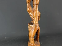 In hout gesneden afrikaans beeld - afbeelding 4 van  5